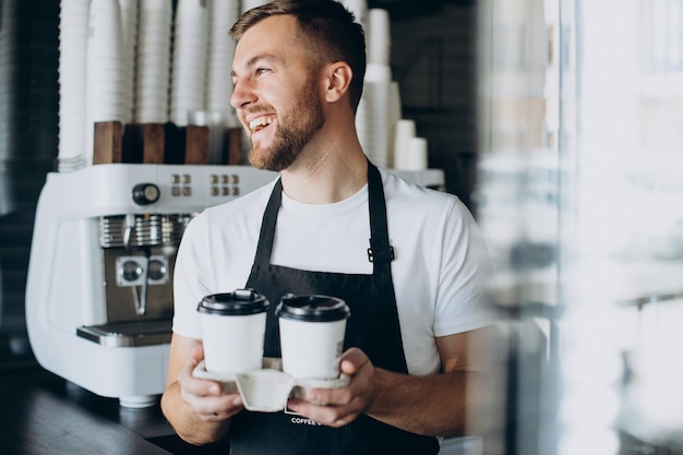 Barista maschio con caffè da asporto