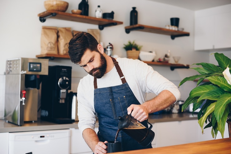 Foto gratuito barista maschio nella caffetteria