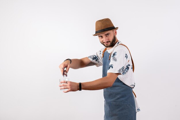 Barista maschio vista frontale che fa un drink sul muro bianco night job club alcol beve color bar