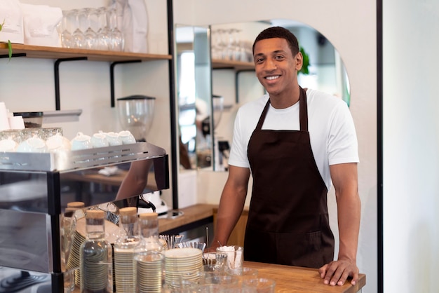 Barista sorridente di tiro medio