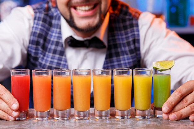 Barman al lavoro, preparare cocktail.