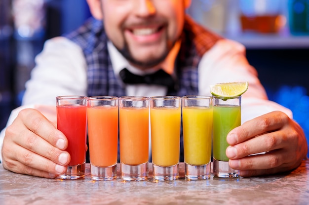 Barman al lavoro, preparare cocktail.