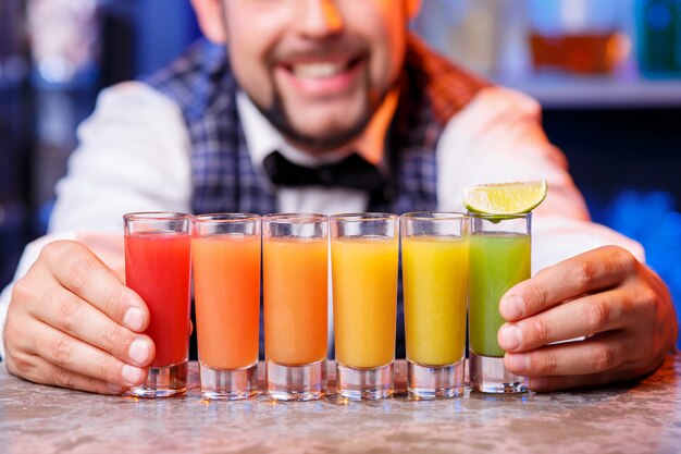 Barman al lavoro, preparare cocktail.