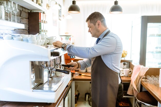 Barman che fa il caffè