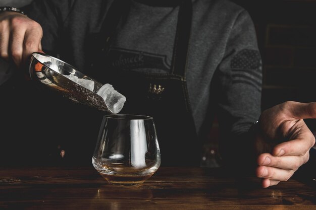 Barman con un cocktail