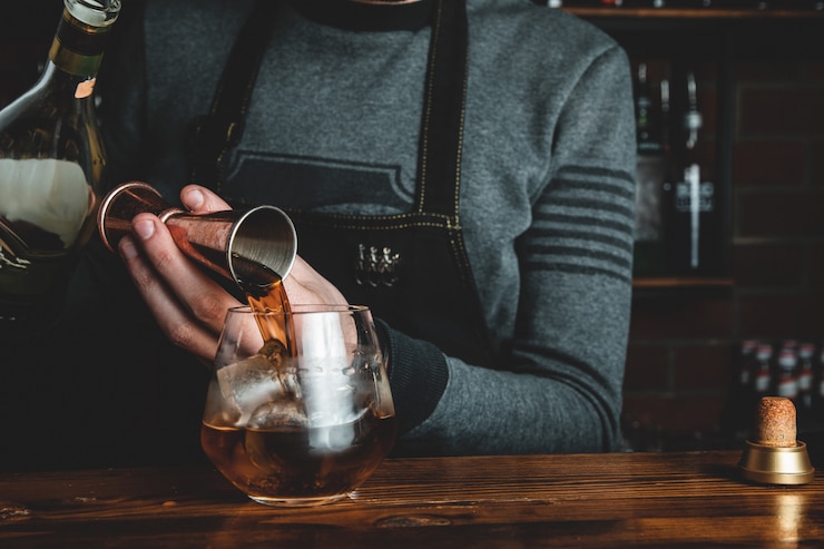 Foto gratuito barman con un cocktail