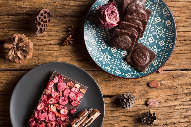 Barra di cioccolato di vista superiore con frutta secca e biscotti