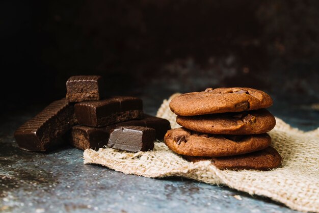 Barretta di cioccolato e biscotti cotti su abiti di juta