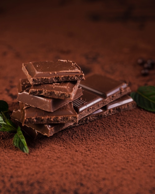 Barretta di cioccolato fondente o cacao in polvere