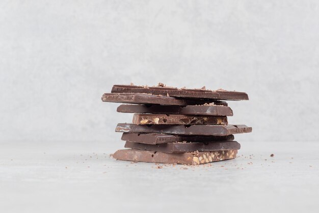 Barrette di cioccolato con noci sulla superficie in marmo