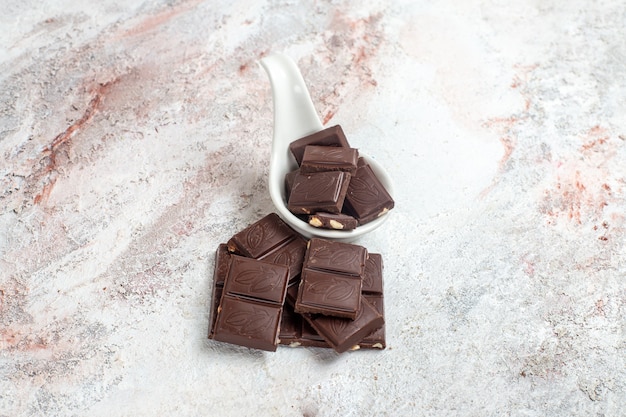 Barrette di cioccolato vista frontale su uno spazio bianco