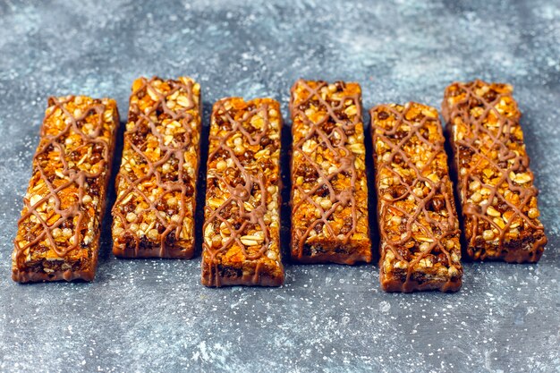 Barrette di muesli deliziose con cioccolato, barrette di muesli con noci e frutta secca, vista dall'alto