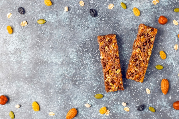 Barrette di muesli deliziose con cioccolato, barrette di muesli con noci e frutta secca, vista dall'alto