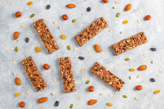 Barrette di muesli deliziose con cioccolato, barrette di muesli con noci e frutta secca, vista dall'alto