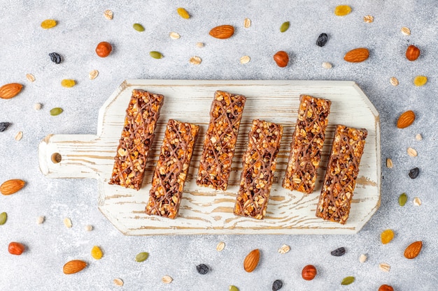 Barrette di muesli deliziose con cioccolato, barrette di muesli con noci e frutta secca