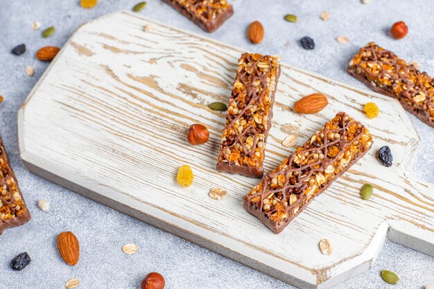 Barrette di muesli deliziose con cioccolato, barrette di muesli con noci e frutta secca