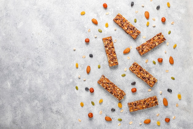 Barrette di muesli deliziose sane con cioccolato, barrette di muesli con noci e frutta secca, vista dall'alto