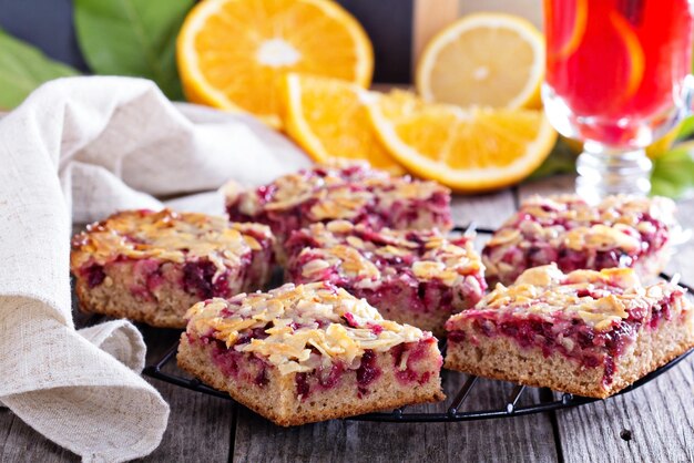 Barrette di torta ai frutti di bosco con topping di mandorle caramellate