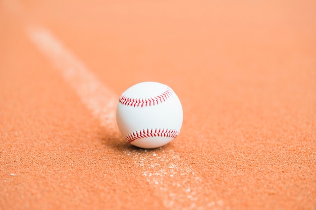 Baseball bianco in campo