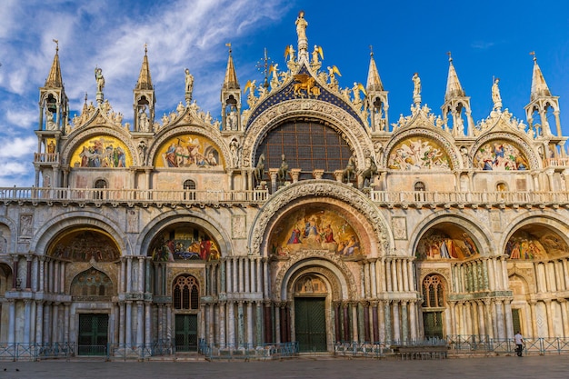 Basilica Cattedrale Patriarcale di San Marco sotto la luce del sole e un cielo blu a Venezia, Italia