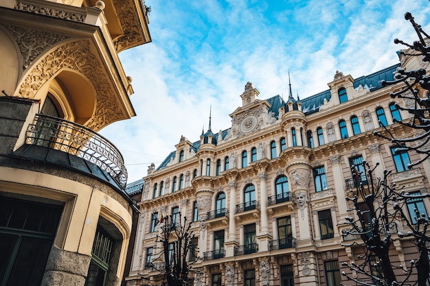 Bassa angolazione della facciata dell'edificio di architettura Art Nouveau a Riga, Lettonia