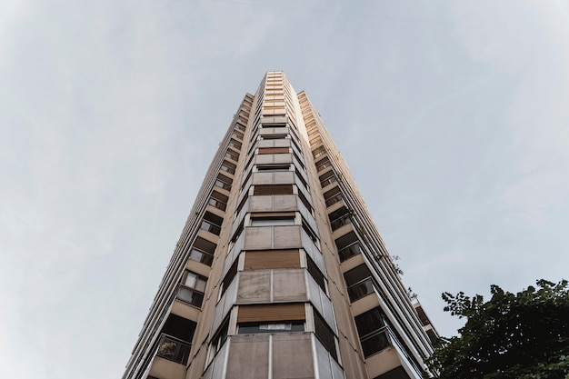 Basso angolo di alto edificio residenziale in città