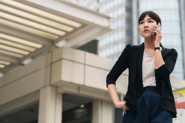 Basso angolo di donna che parla al telefono