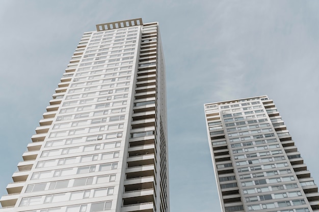 Basso angolo di edifici per uffici in città