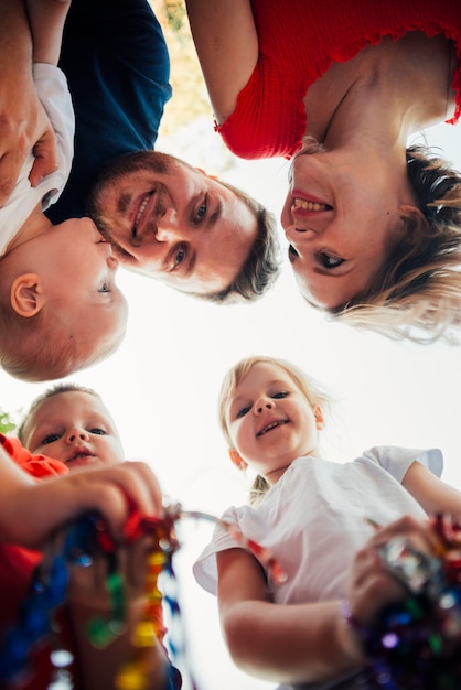 Basso angolo di famiglia felice