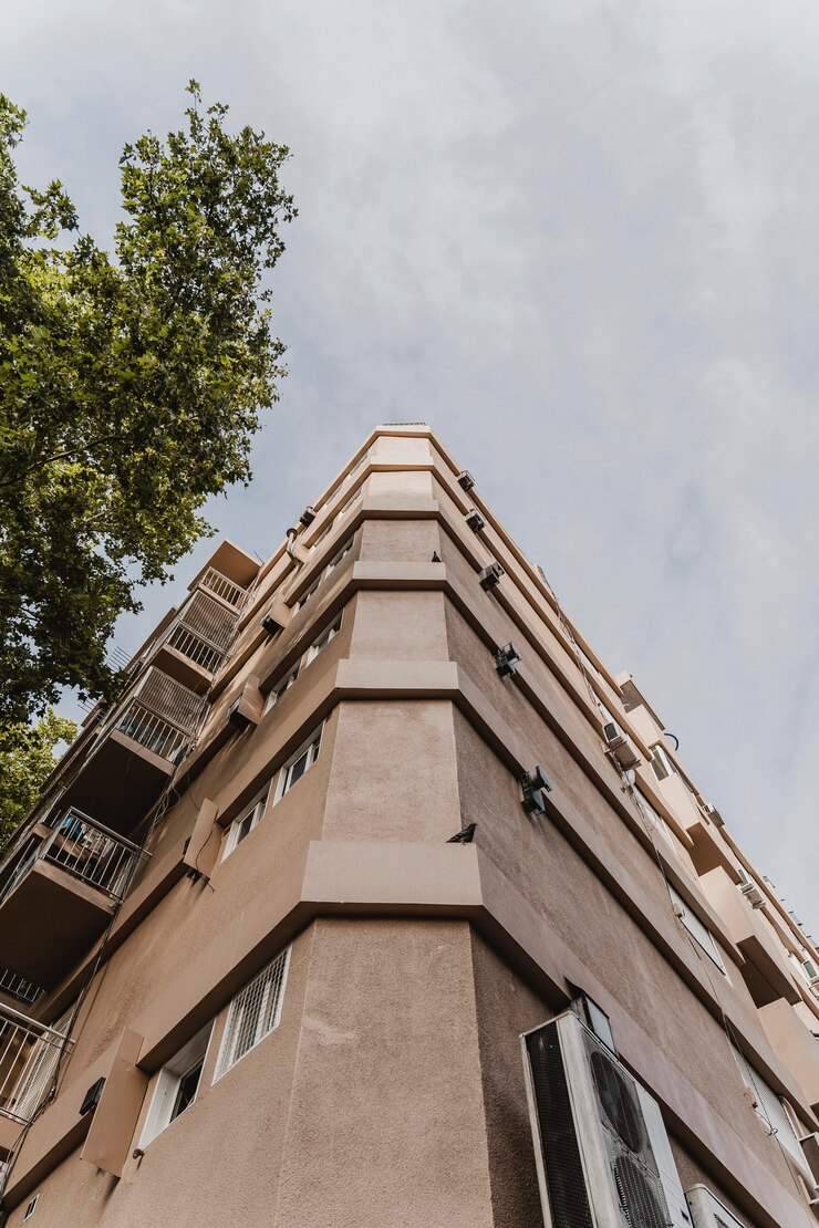 Foto gratuito basso angolo di struttura in cemento della città