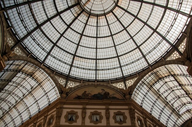Basso angolo di tiro del soffitto della storica Galleria Vittorio Emanuele II a Milano, Italia