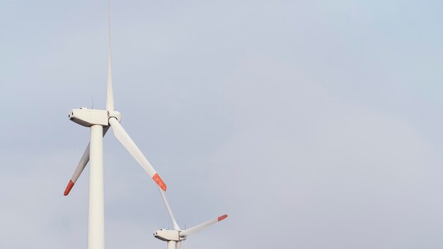 Basso angolo di turbine eoliche che generano energia