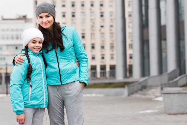 Basso angolo mamma e figlia