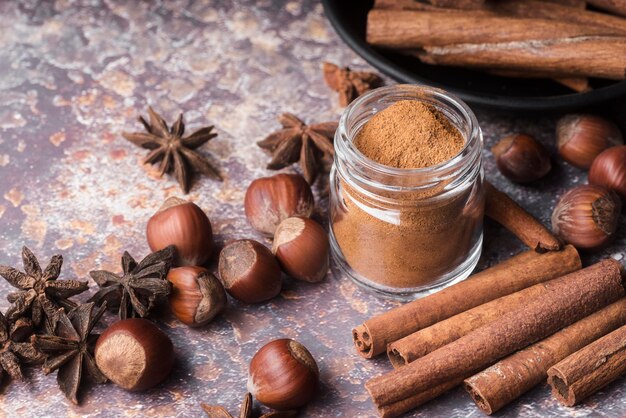 Bastoncini di cannella e nocciole ad alto angolo