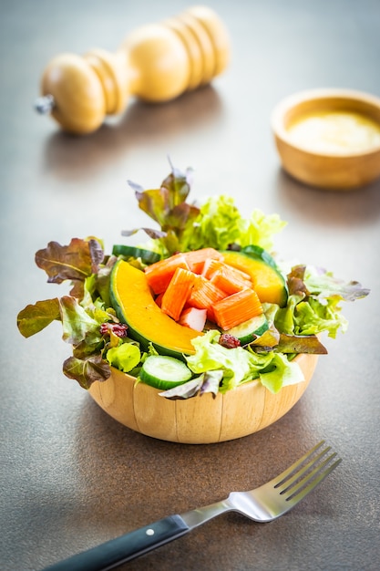 Bastoncini di granchio con insalata di verdure fresche