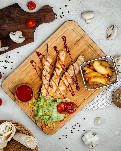 bastoncini di pollo arrosto con patate fritte