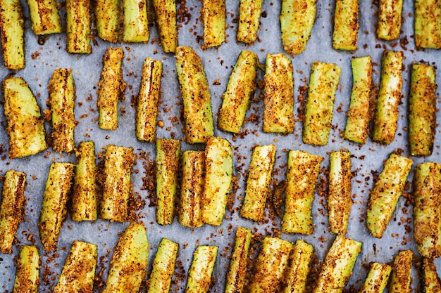 Bastoncini di zucchine al forno con formaggio e pangrattato