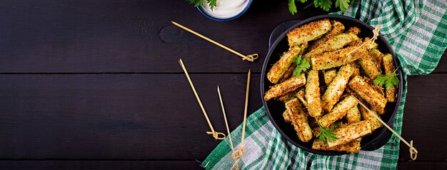 Bastoncini di zucchine al forno con formaggio e pangrattato