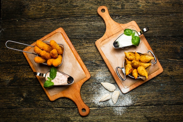 Bastoncini e salsa di frittura di mozzarella fritti con gurza fritta