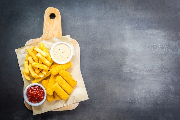 Bastoncino di pesce e patatine fritte o patatine fritte con salsa ketchup