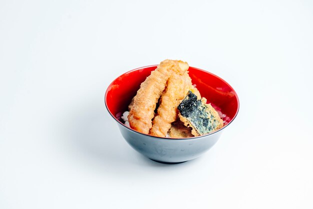 Bastone di pesce fritto croccante e pezzo del pesce su riso nel fondo bianco