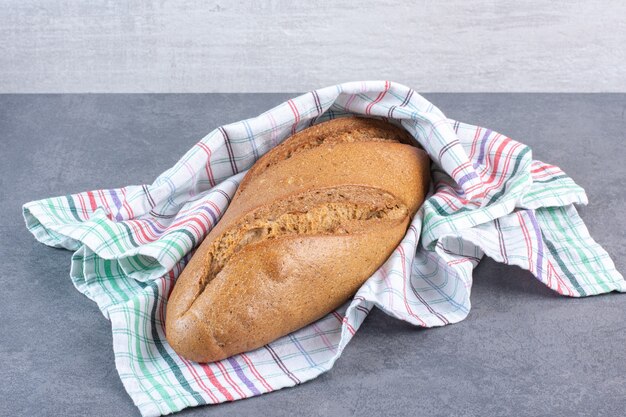 Baton pane avvolto in un asciugamano su marmo.