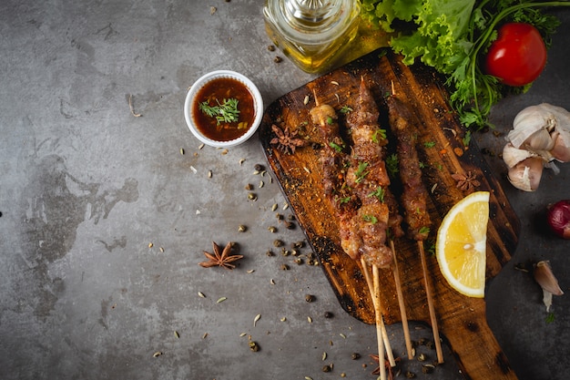 BBQ grill cucinato con salsa piccante al peperoncino del Sichuan è un&#39;erba cinese.