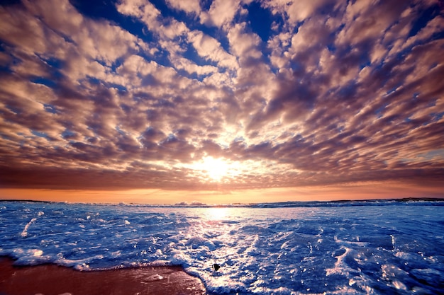 Beach con cielo sbavature