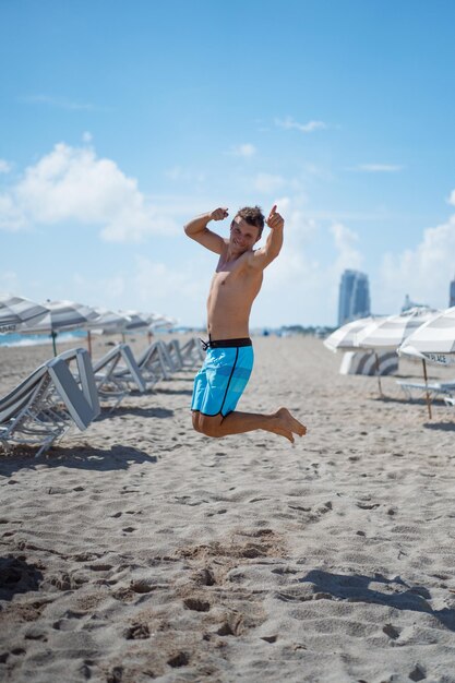 Beach Miami Florida USA, un giovane uomo in appoggio sulla spiaggia in un lettino.