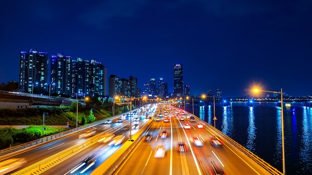 Beautyful di traffico a Seoul di notte e paesaggio urbano, Corea del Sud con sfocatura di movimento