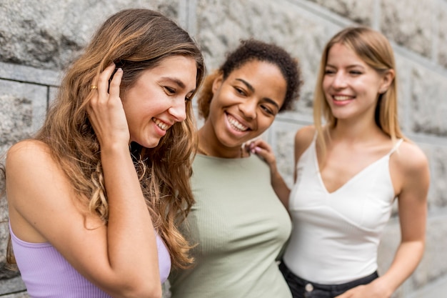 Bei amici femminili che esaminano una ragazza