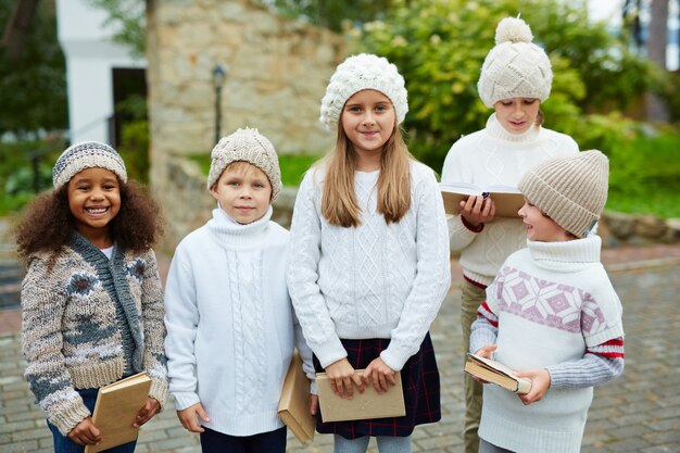 Bei bambini che posano con i libri