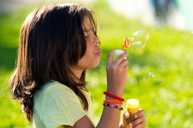 Bei bambini divertirsi nel parco.