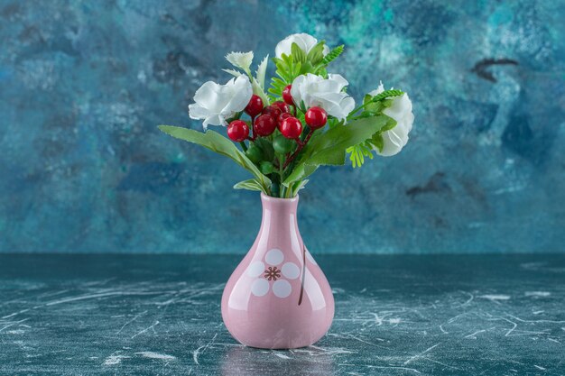 Bei fiori e vaso di fragranza, sui precedenti blu.